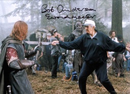 Foto autografiada por Anderson que lo muestra en el set de "The Lord of the Rings: The Fellowship of the Ring"